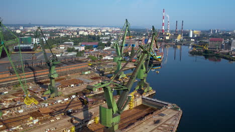 Grúas-Portuarias-En-El-Astillero-De-Gdansk,-Industria-De-La-Construcción-Naval-En-El-Río-Martwa-Wisla-En-Gdansk,-Polonia