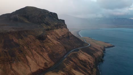 Drohnenvideo-Einer-Kurvenreichen-Straße-Entlang-Der-Wunderschönen-Isländischen-Küste