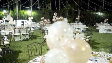Windbewegte-Dekorative-Luftballons,-Die-An-Den-Tischen-Einer-Hochzeitsnacht-Befestigt-Sind,-Noch-Bevor-Die-Gäste-Eintreffen