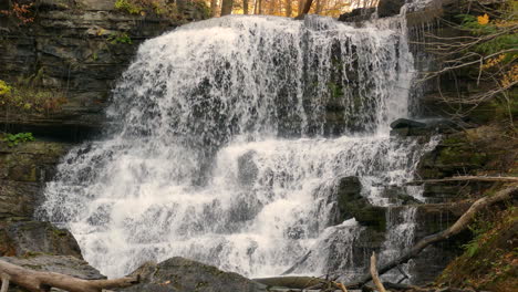 Blick-Auf-Den-Fluss-Wasserfall-Im-Wald,-Wasser-Fällt-Die-Felsen-Hinunter,-Statisch