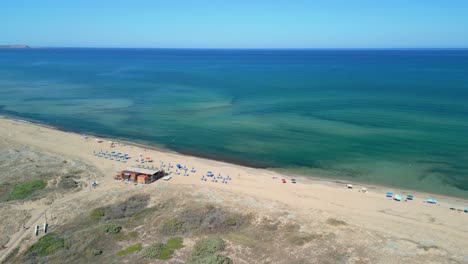 Jungfräulicher-Strand-In-Sardinien-Italien-Luftaufnahmen-Mit-Drohnenrestaurant-Am-Strand