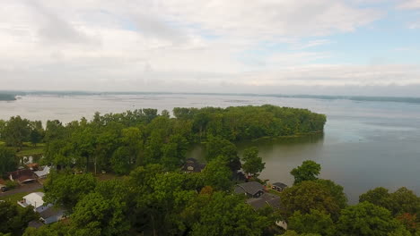Drone-shot-of-Indian-Lake-in-Ohio,-rising-and-titling-downward-aerial-shot