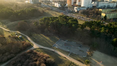 Parque-De-La-Ciudad-Prezydenta-Ronalda-Reagana-Entre-Los-Altos-Edificios-De-Apartamentos-Del-Distrito-De-Przymore-En-Gdansk,-Polonia