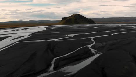 Island-Berg--Und-Flussschwenkdrohnen-Offenbaren-Sich-Bei-Sonnenuntergang