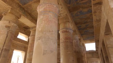 Columnas-En-El-Templo-Hipóstilo-De-Karnak,-Pilares-De-La-Antigua-Civilización-Egipcia