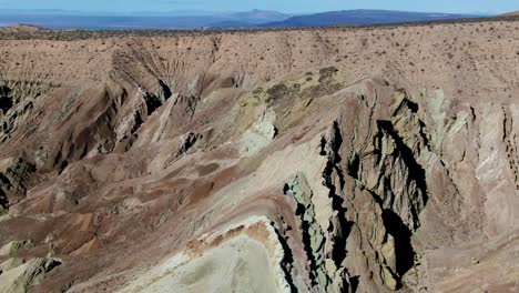 Capas-Sedimentarias-De-La-Cuenca-Del-Arco-Iris-Visibles-En-Grandes-Formaciones-Rocosas