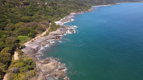 Costa-Rica,-Felsige-Steinküste-Mit-Wellen,-Die-Gegen-Die-Steine-Spritzen,-Dji-drohnenaufnahme
