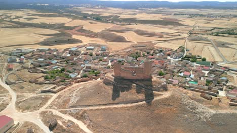 España-Imágenes-Aéreas-Del-Castillo-Medieval-En-Ruinas-De-Montuenga-En-Soria-Vuelo-Alrededor-De-Un-Entorno-Vacío-Sin-Gente-Europa-árida