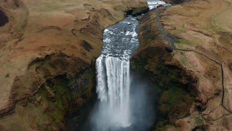 4K-Drohnenaufnahmen-Des-Riesigen-Isländischen-Wasserfalls-Skogafoss