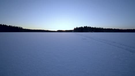 Unberührter-Schnee-Und-Sonnenuntergang-über-Einem-Traumhaften-Wunderland