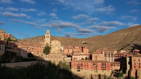 Vista-Panorámica-Del-Pueblo-De-Albarracín,-En-Teruel,-España,-Uno-De-Los-Lugares-Españoles-Más-Bellos,-Grabado-Después-Del-Amanecer-En-Una-Mañana-De-Verano