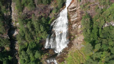 Ein-Tilt-Shift-Video-Des-Wasserfalls-Svandalsfossen