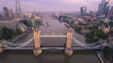 Die-Berühmte-Tower-Bridge-überspannt-Die-Themse-In-London