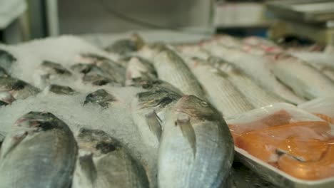 Frischer-Fisch-Auf-Eis-Auf-Einem-Lokalen-Markt