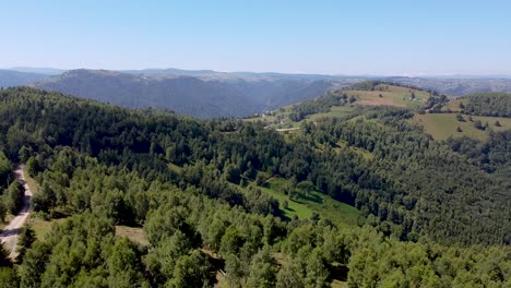 Luftaufnahme-über-Das-Dorf-Marisel-Und-Die-Apuseni-Berge-In-Cluj,-Rumänien