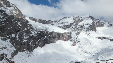 Vuela-Sobre-Majestuosas-Montañas-En-Los-Alpes-Desde-Un-Dron-En-Invierno-En-Un-Día-Soleado