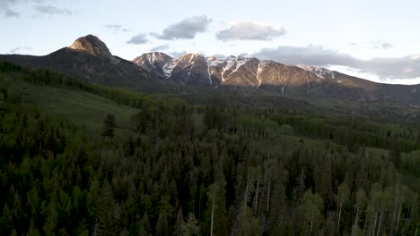 Montañas-Rocosas-De-Colorado-Con-Tala-De-Bosques-Utilizadas-Para-Pistas-De-Esquí-En-Invierno,-Tiro-Aéreo
