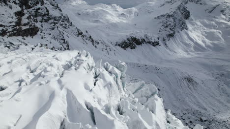 Drohnenblick-Auf-Einen-Großen-Gletscher-An-Einem-Sonnigen-Tag-Im-Winter-In-Den-Alpen,-Der-überfliegt