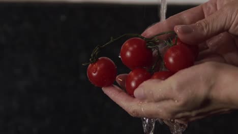 Schöne-Rote-Reife-Tomaten-Werden-Sorgfältig-Unter-Sauberem-Wasser-Gespült,-Bevor-Sie-Mit-Der-Mahlzeit-Serviert-Werden---Nahaufnahme