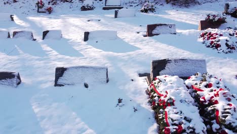 Cementerio-Local-Cubierto-De-Nieve,-Drone-De-Baja-Altitud-Vuela-A-La-Derecha
