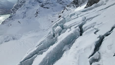 Drohnenblick-Auf-Die-Risse-Eines-Großen-Gletschers-An-Einem-Sonnigen-Tag-Im-Winter-In-Den-Alpen