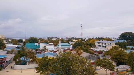 Drohnenaufnahmen-Von-Der-Maledivischen-Insel-Thuslusdhoo,-Nahe-Der-Hauptstadt-Male,-Malediven
