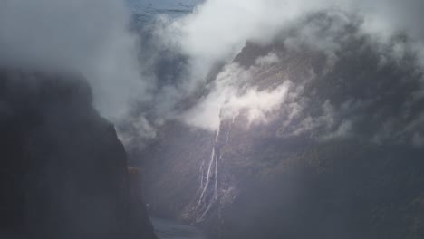 Nubes-Blancas-Girando-Sobre-El-Fiordo-De-Geiranger