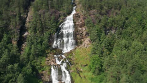 Ein-Tilt-Shift-Video-Des-Wasserfalls-Svandalsfossen