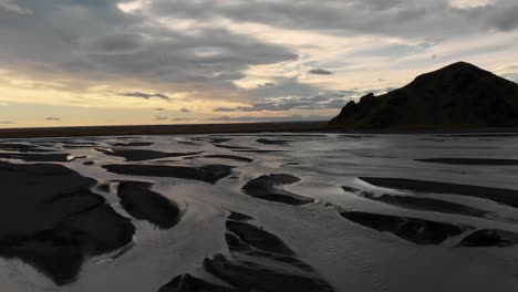 Island-Flussdrohnenaufnahme-Von-Fluss-Und-Berg-Bei-Sonnenuntergang