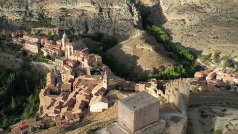 Espectacular-Vista-De-Vuelo-Hacia-Atrás-Del-Pueblo-De-Albarracín-En-Teruel,-España,-Grabada-Después-Del-Amanecer-En-Una-Espléndida-Mañana-Tardía-De-Verano