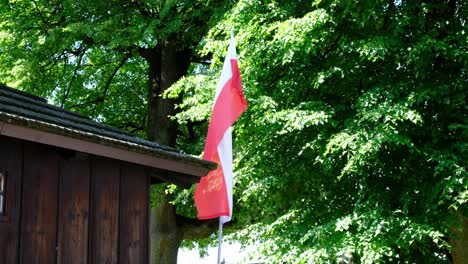 Polnische-Flagge-Im-Flügel-Vor-Einer-Berühmten-Polnischen-Holzkirche-Auf-Der-St