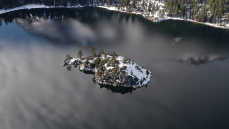 Antena-Alrededor-De-Una-Isla-Fannette-Congelada-En-Emerald-Bay-Lake-Tahoe-California