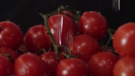 Esparcir-Agua-Pura-Sobre-Los-Frescos-Y-Deliciosos-Tomates-Cherry-Rojos---Cerrar