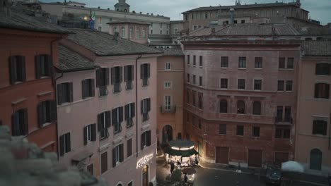 Rom-Schöner-Platz-Piazza-Navona-Nach-Sonnenuntergang-Mit-Vorbeigehenden-Menschen,-Nach-Regen,-Hochwinkelaufnahme