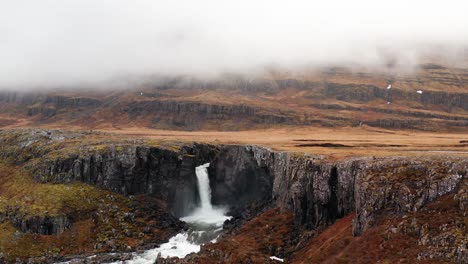 Drohnenaufnahmen-Eines-Abgelegenen-Wasserfalls-In-Island