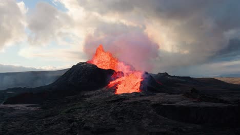 Zeitlupenaufnahmen-Vom-Ausbruch-Des-Isländischen-Vulkans-Fagradalsfjall