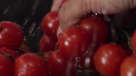 Una-Mano-Agarra-Un-Montón-De-Deliciosos-Tomates-Cherry-Recién-Enjuagados---Primer-Plano