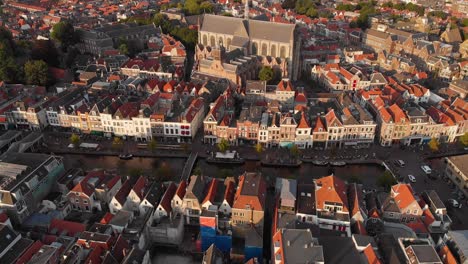 Luftbild-Von-Bootsterrassen-Auf-Dem-Flusskanal-Nieuwe-Rijn-In-Der-Stadt-Leiden,-Niederlande