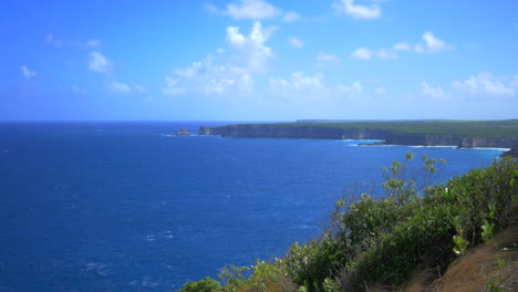 Zeitraffer-Von-Einer-Klippenspitze-Des-Blauen-Karibischen-Meeres-Und-Der-Insel-Guadeloupe
