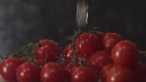 Un-Montón-De-Deliciosos-Tomates-Cherry-Se-Vierte-Con-Agua-Para-Enjuagar---Primer-Plano