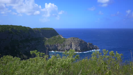 Vista-Desde-Lo-Alto-De-Un-Acantilado-Del-Mar-Caribe-Azul-Y-La-Isla-De-Guadalupe
