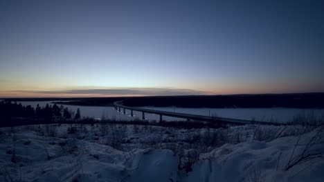 Schneebedeckte-Autobrücke-Während-Des-Sonnenuntergangs