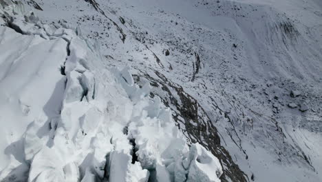 Vista-De-Drones-De-Un-Gran-Glaciar-Que-Se-Agrieta-En-Invierno-En-Los-Alpes