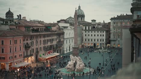 Piazza-Navona-at-sunset-with-tourists，after-rain,-high-angle-shot