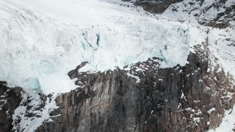Drohnenblick-Auf-Das-Gesicht-Eines-Großen-Gletschers-An-Einem-Sonnigen-Tag-Im-Winter-In-Den-Alpen