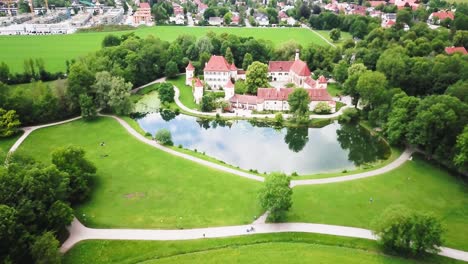 Wunderschönes-Schloss-Blutenburg-In-München-Bayern-Deutschland-In-Einer-Drohnenaufnahme---Zoom-In