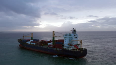 Isoliertes-Containerfrachtschiff,-Das-Auf-Offener-See-Navigiert