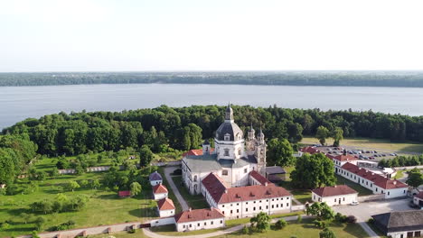 Pazaislis-Klosterkomplex-In-Aufsteigender-Drohnenansicht-Mit-Kaunas-Lagune
