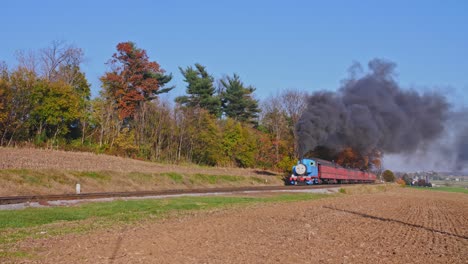 Thomas-The-Tank-Steam-Train-Nähert-Sich-Mit-Rauch-Und-Dampf-An-Einem-Sonnigen-Herbsttag