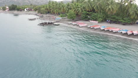 Fischer-Auf-Kleinem-Boot-Neben-Strand-Von-Palmar-De-Ocoa,-Dominikanische-Republik